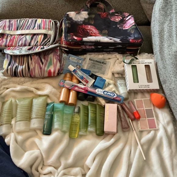 Travel Toiletry and Makeup Set - Picture 6 of 11